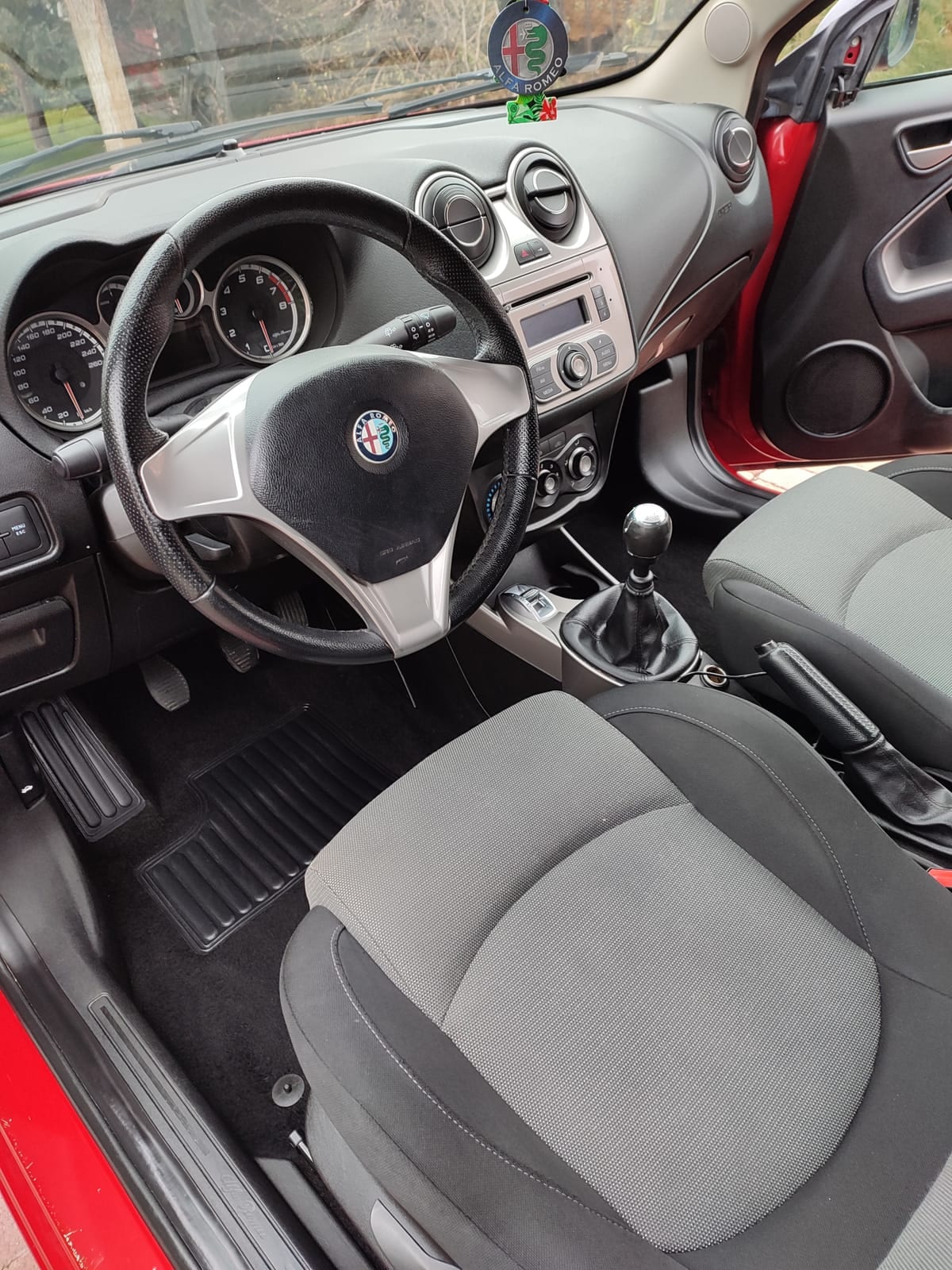Az Alfa Romeo MiTo vezetőoldala a belső takarítás után: kormány, műszerfal és első ülések
